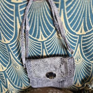Chic Gray Snake Print Crossbody Bag
